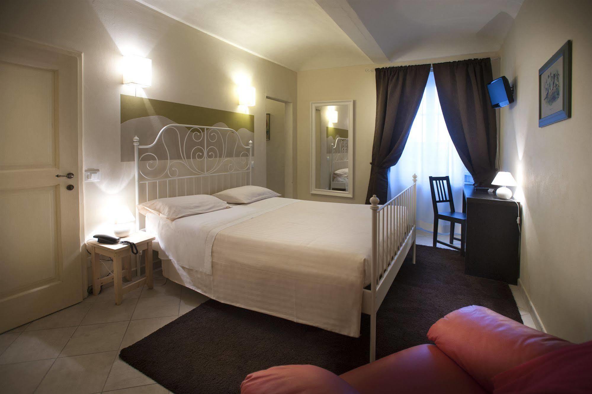 Hotel Il Campanile Cherasco Esterno foto